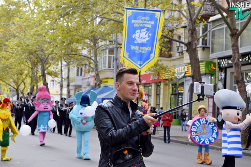 По главной улице с оркестром и куклами: в Николаеве прошло театрализованное шествие 27