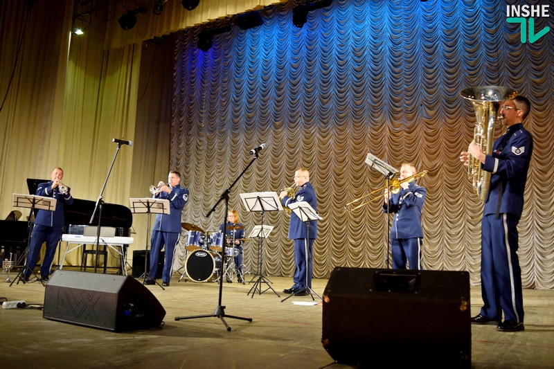 «Музыка объединяет»: в Николаеве марш украинских ВМС вместе сыграли оркестры украинской морской пехоты и брасс-квинтет оркестра ВВС США в Европе 29