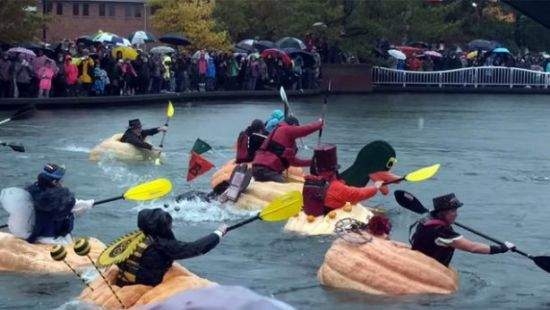 Самое время. В США устроили заплыв на тыквах