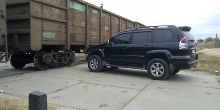 В Одесской области внедорожник протаранил поезд