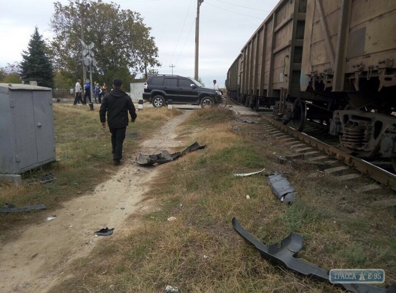 В Одесской области внедорожник протаранил поезд 2