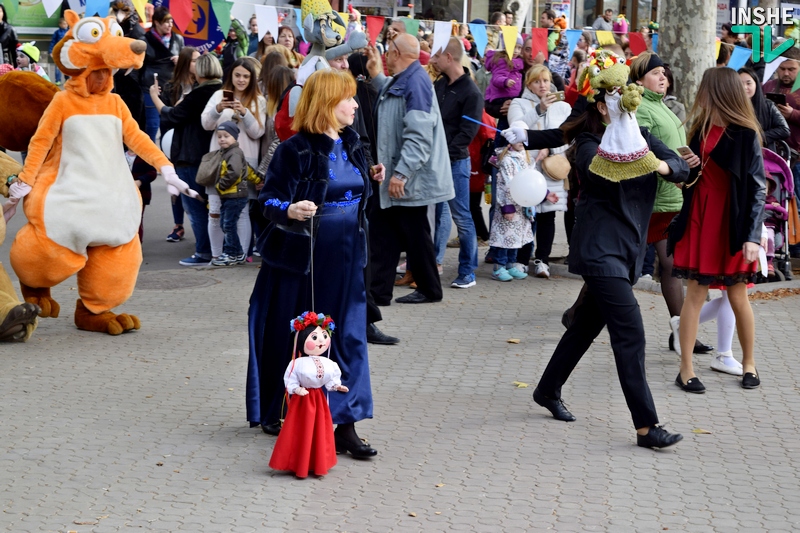 По главной улице с оркестром и куклами: в Николаеве прошло театрализованное шествие 33