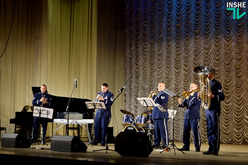 «Музыка объединяет»: в Николаеве марш украинских ВМС вместе сыграли оркестры украинской морской пехоты и брасс-квинтет оркестра ВВС США в Европе 35