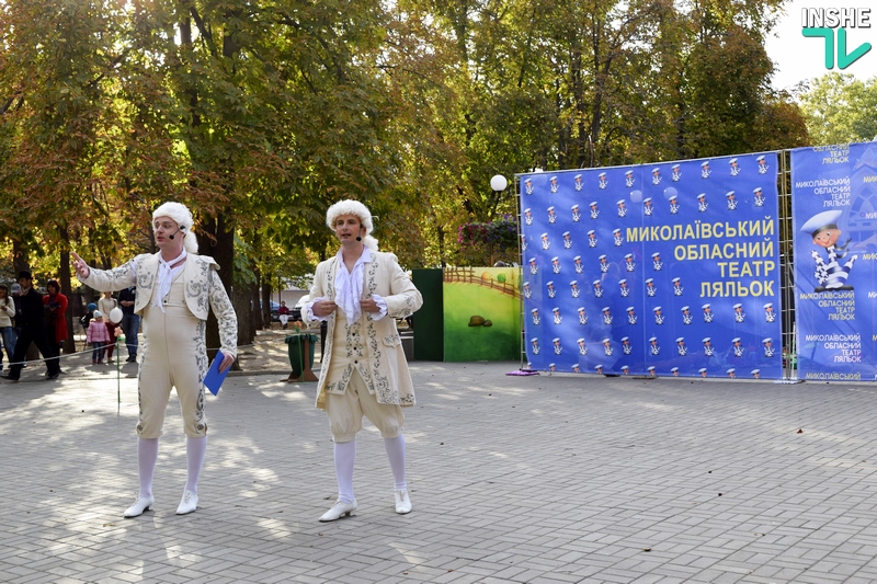 По главной улице с оркестром и куклами: в Николаеве прошло театрализованное шествие 37