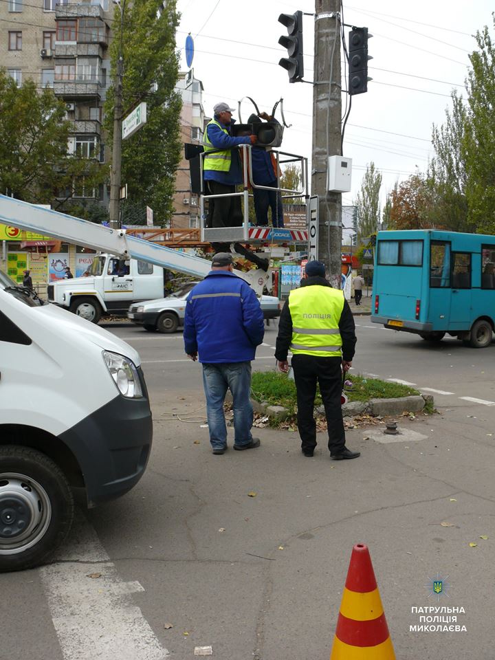 На перекрестке проспекта Мира и улицы Театральной в Николаеве меняют дорожные знаки 5