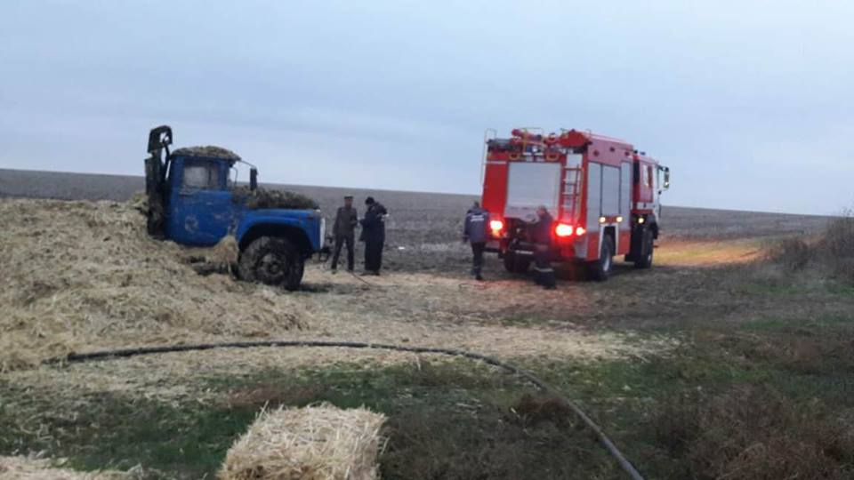 В Витовском районе загорелся грузовик с соломой 4