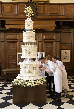 Для фильма в честь 70-летия со дня свадьбы королевы Елизаветы II с принцем Филиппом приготовили почти 3-метровый торт 5