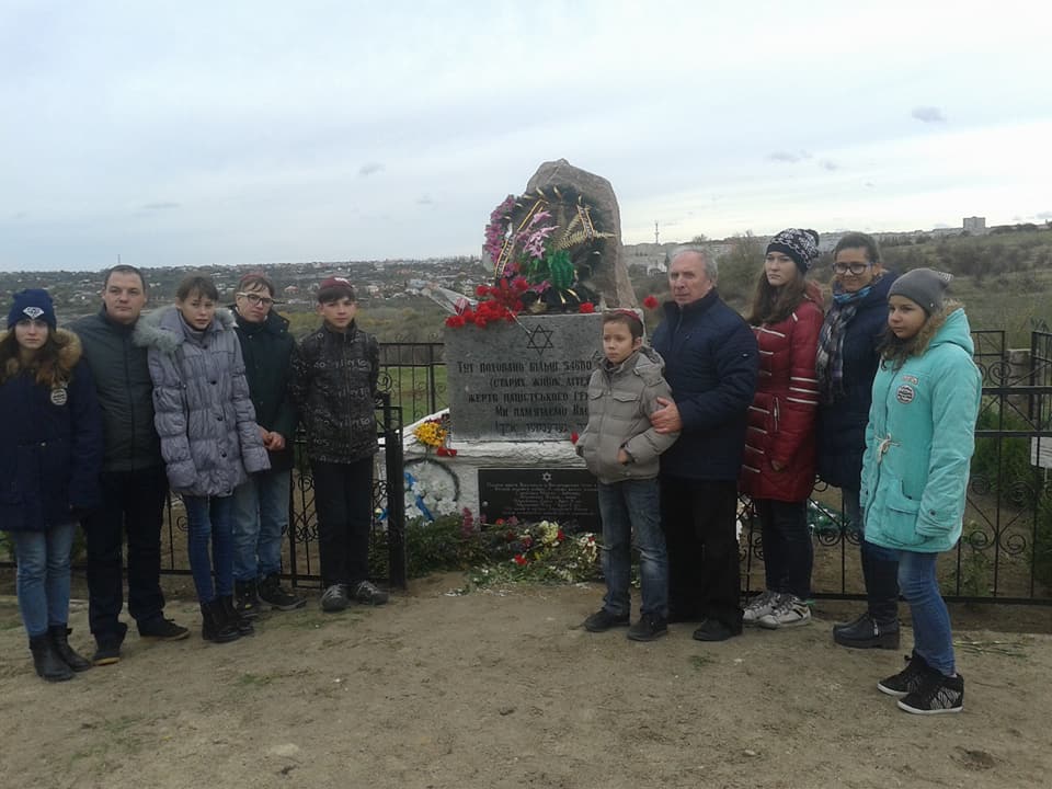 На Николаевщине высадили 127 деревьев в память о выживших узниках концентрационного лагеря 5