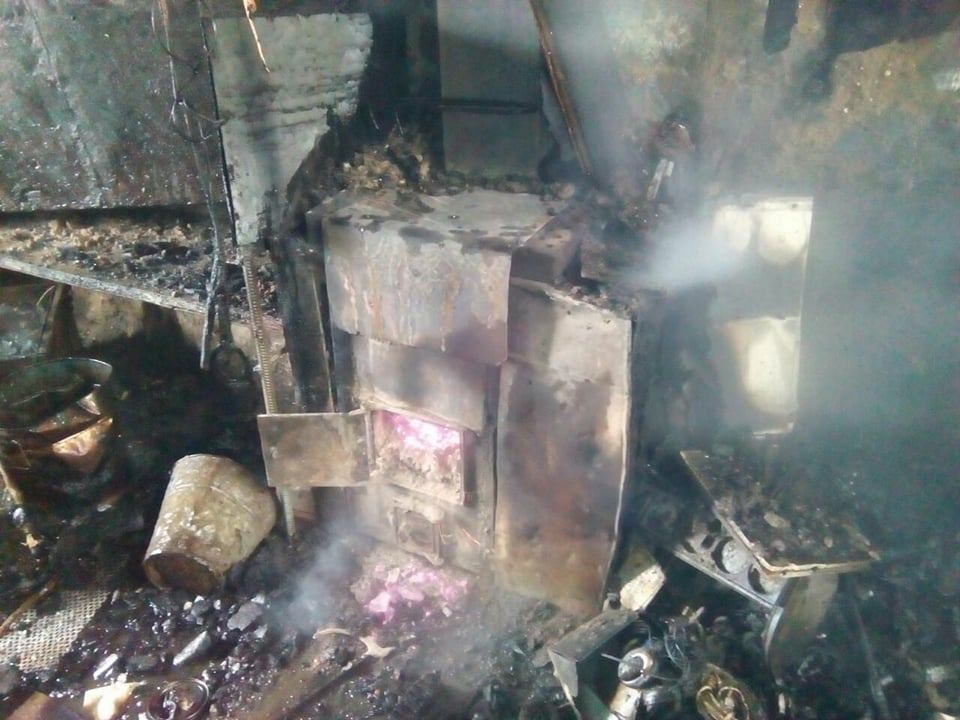 В Николаеве из-за печки вспыхнул пожар – огонь с гаража перекинулся на одну из комнат 3