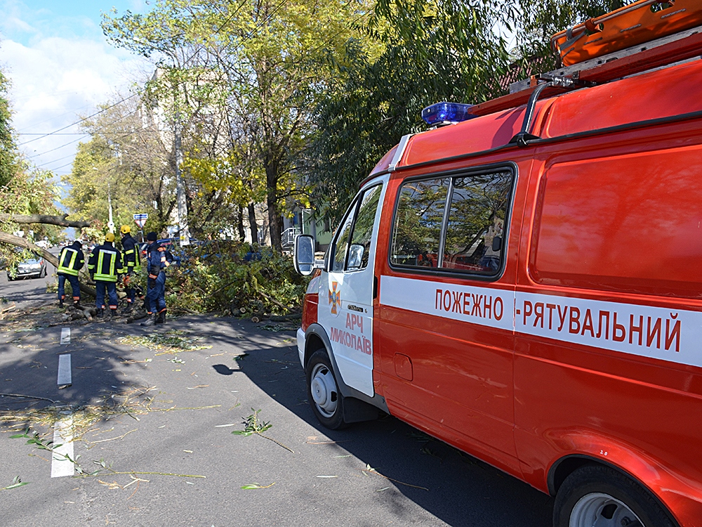 Шквалистый ветер на Николаевщине: в Николаеве падают деревья, а в Снигиревском районе летают металлические конструкции 3