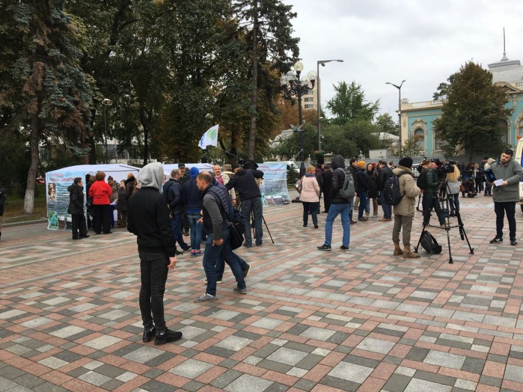 Защитники «Бугского Гарда» собрались под Верховной Радой, чтобы передать депутатам собранные подписи 4