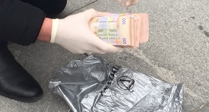 В Днепре задержали двух полицейских на взятке в 0,5 млн.грн.