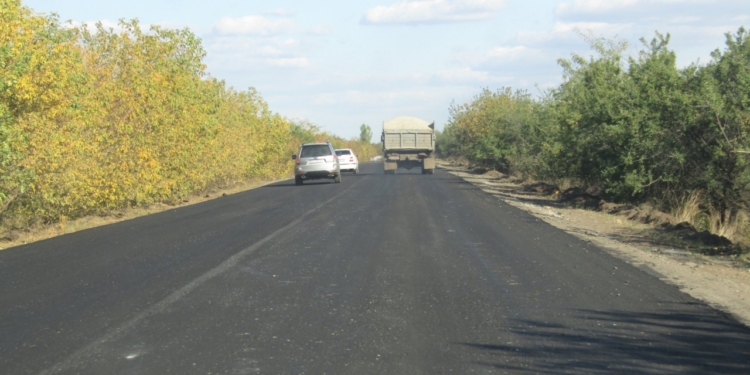 Вице-губернатор проверил ход работ на Т-15-08 «Калиновка-Снигиревка-Березнеговатое», которая должна быть сделана до 20 октября