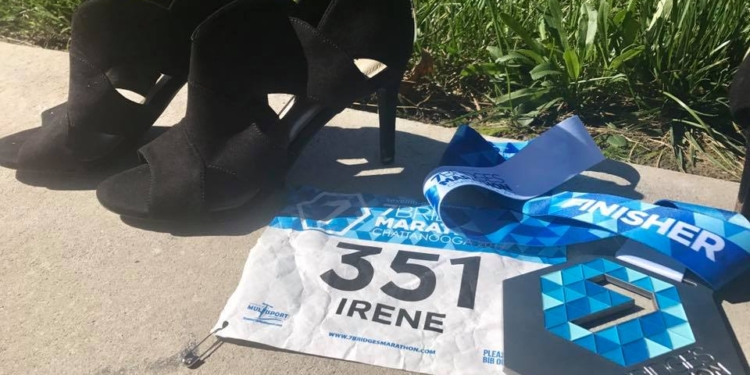 «Ну, мир, я это сделала»: американка в туфлях на высоком каблуке пробежала марафонскую дистанцию за 7,5 часов