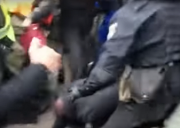 Опубликовано видео, как митингующие под Радой ногами избивают лежащего на земле полицейского