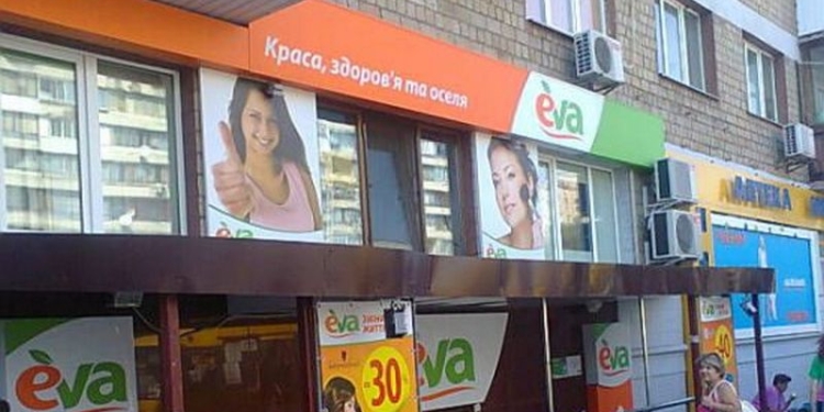 В Киеве из-за прорыва трубы с горячей водой магазин затопило кипятком – пострадали 4 человека