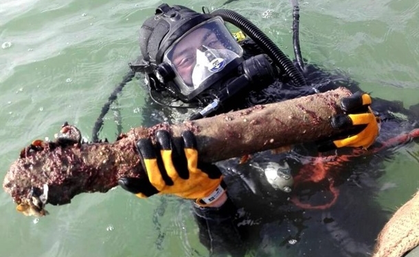 Под Одессой с затонувшего немецкого судна подняли тысячи патронов и снарядов