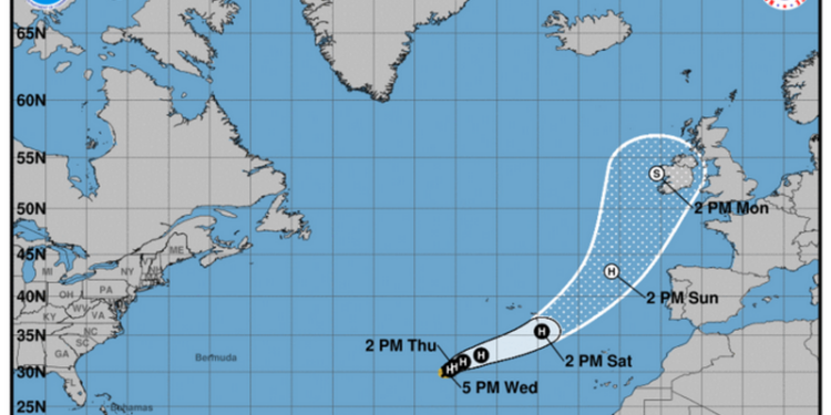 Шторм Офелия в Атлантическом океане усилился до урагана