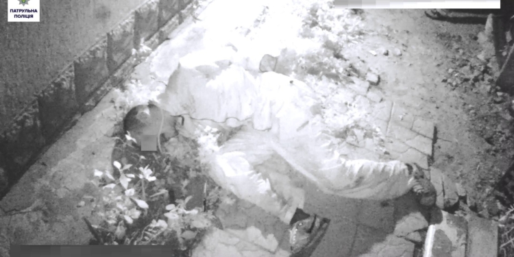 С ножом и топором – на прохожих. В Николаеве патрульные задержали хулигана