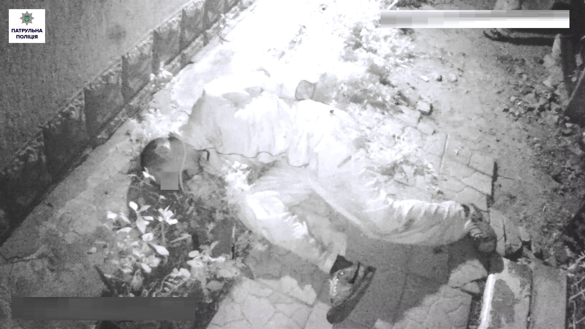 С ножом и топором – на прохожих. В Николаеве патрульные задержали хулигана