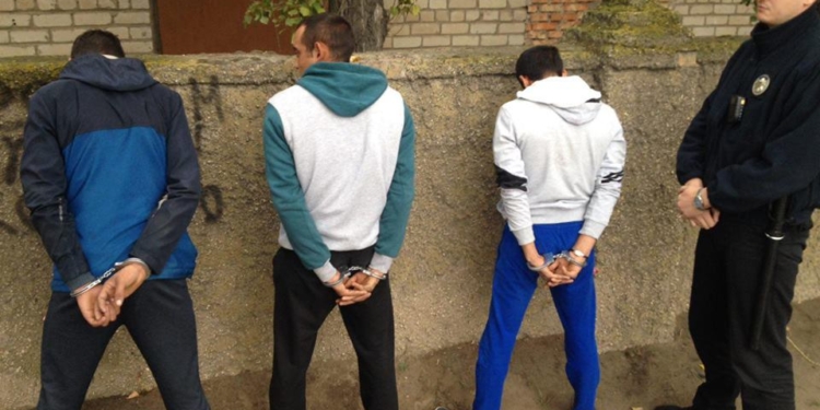 В Николаеве полиция задержала трех мужчин, которые угрожали оружием пассажирам в маршрутке