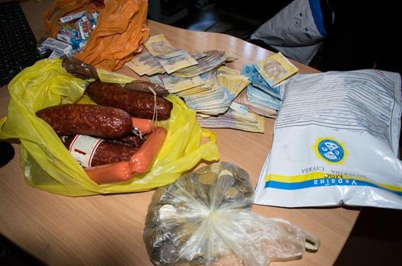 В Николаеве юный вор “обчистил” продуктовый магазин, чтобы “достойно” встретить жену из роддома