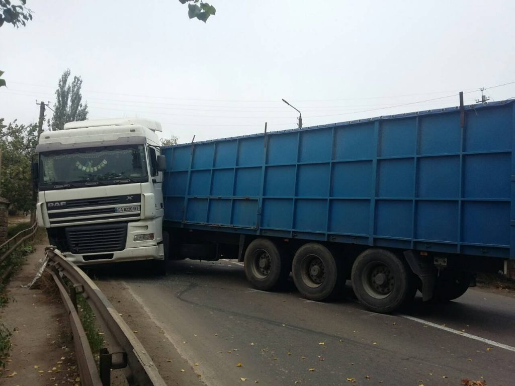 На Николаевщине грузовик DAF перекрыл трассу после ДТП 2