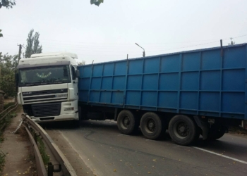 На Николаевщине грузовик DAF перекрыл трассу после ДТП