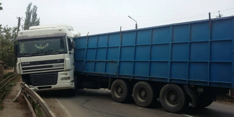 На Николаевщине грузовик DAF перекрыл трассу после ДТП