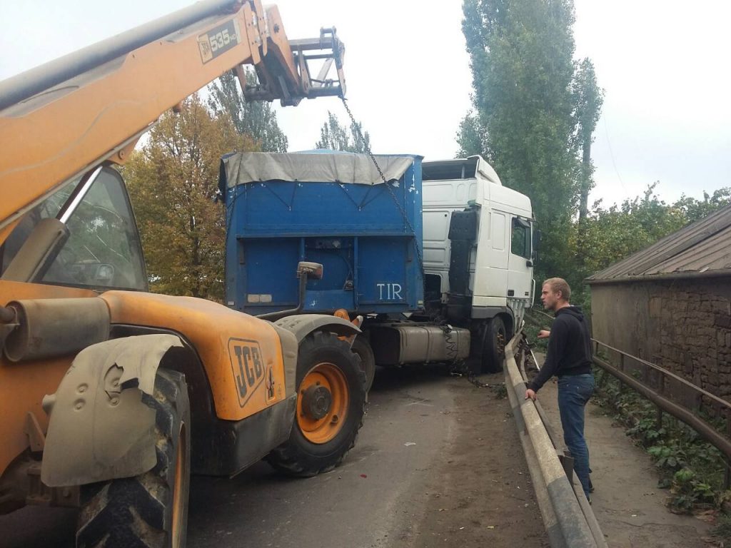 На Николаевщине грузовик DAF перекрыл трассу после ДТП 4