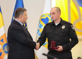 Патрульного, которого за якобы сломанный мизинец пьяному полковнику за рулем отстранили, суд восстановил в должности