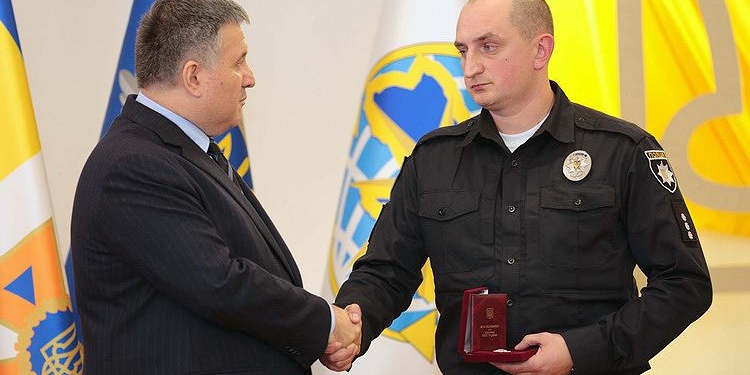 Патрульного, которого за якобы сломанный мизинец пьяному полковнику за рулем отстранили, суд восстановил в должности