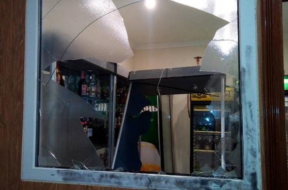 Все в крови и битом стекле. В Николаевской области подросток разгромил магазин