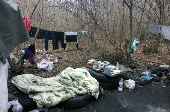 Под Харьковом в лесу обнаружили шалаш, в котором жила мать с полугодовалым ребенком