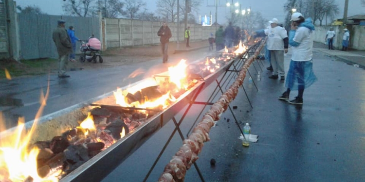 Вот дают! В Житомире пожарили шашлык – 222,2 метра