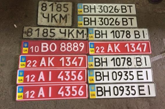 Это они удачно зашли. В Вознесенске в одном дворе полиция нашла наркотики, оружие, 17 номеров от разных машин и еще кое-что