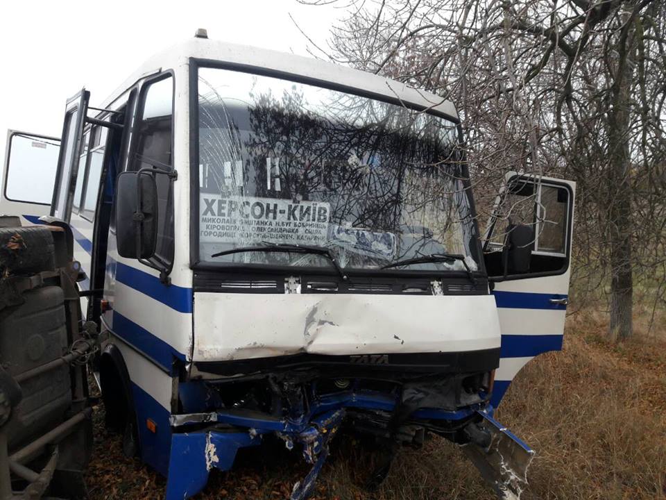 На Николаевщине "Москвич" въехал в рейсовый автобус, погибла женщина 1
