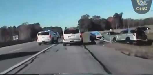 После часовой гонки с полицией 10-летний мальчишка, угнавший авто приятеля своей матери, пинался и плевался в копов