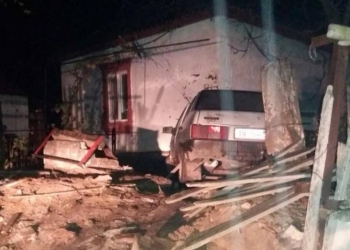 В Первомайске на Николаевщине пьяный водитель въехал в частный дом на “Жигулях”