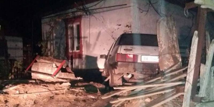 В Первомайске на Николаевщине пьяный водитель въехал в частный дом на “Жигулях”