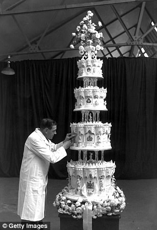 Для фильма в честь 70-летия со дня свадьбы королевы Елизаветы II с принцем Филиппом приготовили почти 3-метровый торт 7