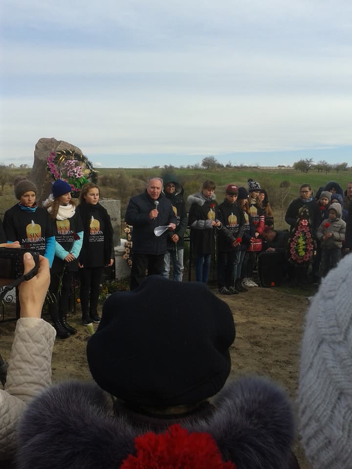 На Николаевщине высадили 127 деревьев в память о выживших узниках концентрационного лагеря 7