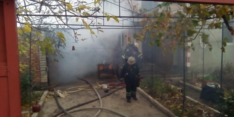 В Николаеве из-за печки вспыхнул пожар – огонь с гаража перекинулся на одну из комнат