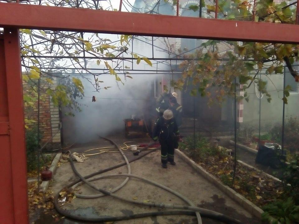 В Николаеве из-за печки вспыхнул пожар – огонь с гаража перекинулся на одну из комнат 5
