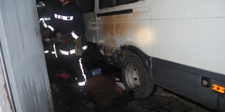 В Николаеве из-за пожара мусора в металлическом контейнера едва не сгорели припаркованные рядом автомобили