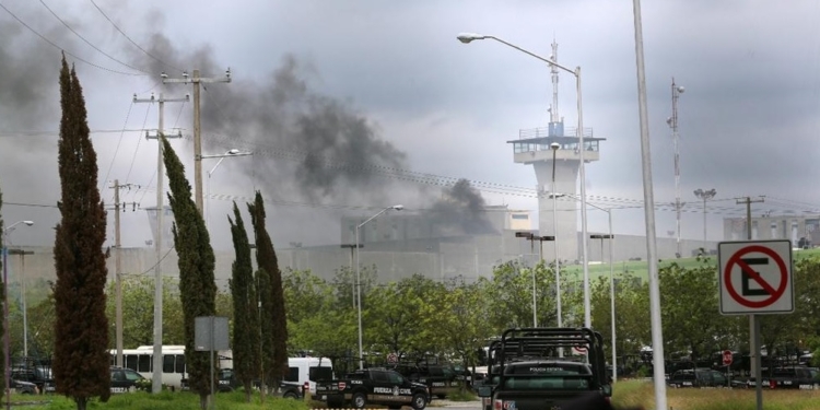В мексиканской тюрьме схлестнулись две группировки заключенных – минимум 13 погибших, тюрьму подожгли