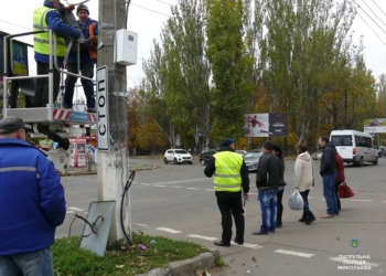 На перекрестке проспекта Мира и улицы Театральной в Николаеве меняют дорожные знаки