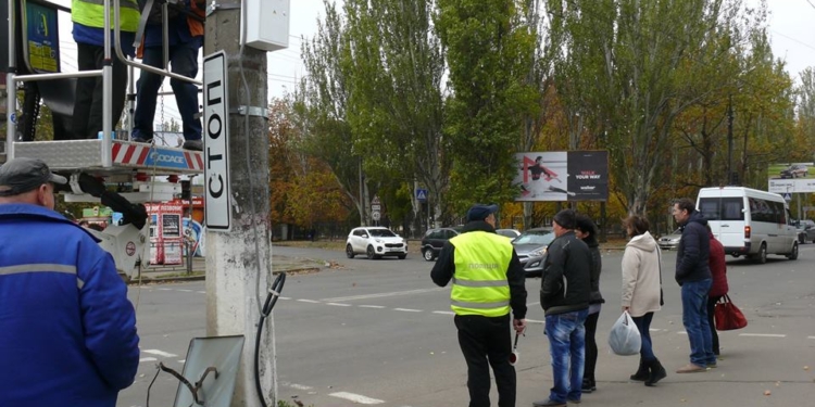 На перекрестке проспекта Мира и улицы Театральной в Николаеве меняют дорожные знаки