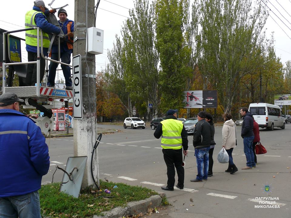 На перекрестке проспекта Мира и улицы Театральной в Николаеве меняют дорожные знаки 1