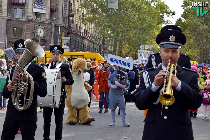 По главной улице с оркестром и куклами: в Николаеве прошло театрализованное шествие 5